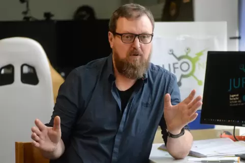 Sergej Buragin an seinem Lieblingsplatz, seinem Schreibtisch in den Jugend-Forscht-Räumen am Alten Viehberg, die die Gruppe 2018