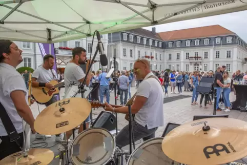 Die erste Feierabendmusik auf dem Herzogplatz bestritten (von links) Bassist Marcel Hoffmann, Gitarrist Sacha Lamotte, Sänger Da