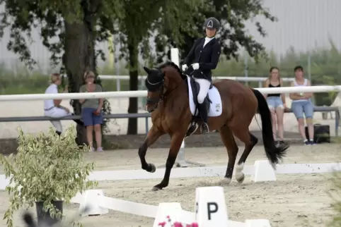Celine Geissler (FRV Fußgönheim) auf Expialidocious. Der Parcours in Fußgönheim ist von ihrem Vater geplant worden. 