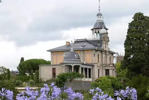 Die Villa Lieberich-Merkel liegt südlich der Haardter Straße und gehört damit noch zum Innenstadtbereich von Neustadt.