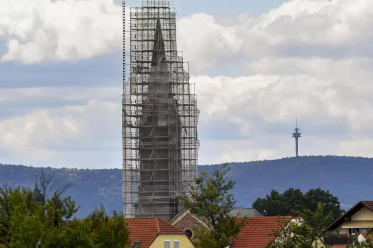 Spektakuläres Gerüst: Einen seltsamen Anblick bietet derzeit der hohe Lambsheimer Kirchturm. 
