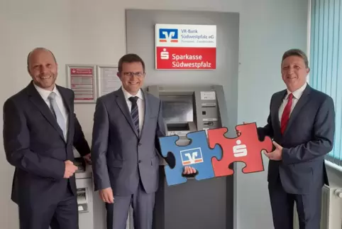 Blau steht für die VR-Bank, Rot für die Sparkasse: Paul Heim, Michael Knecht (beide Vorstände der VR-Bank Südwestpfalz ) und Spa
