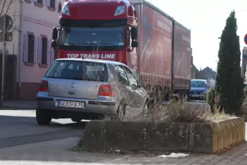 Lkw, die nicht ins Dorf gehören, sollen auf Bundesstraßen ausweichen. 