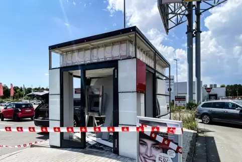 Der Bank-Pavillon am Modepark Röther wurde in der Nacht auf Montag schwer beschädigt.
