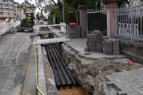 Unter anderem neue Leerrohre lassen die Werke zurzeit in der nördlichen Mahlastraße verlegen. 