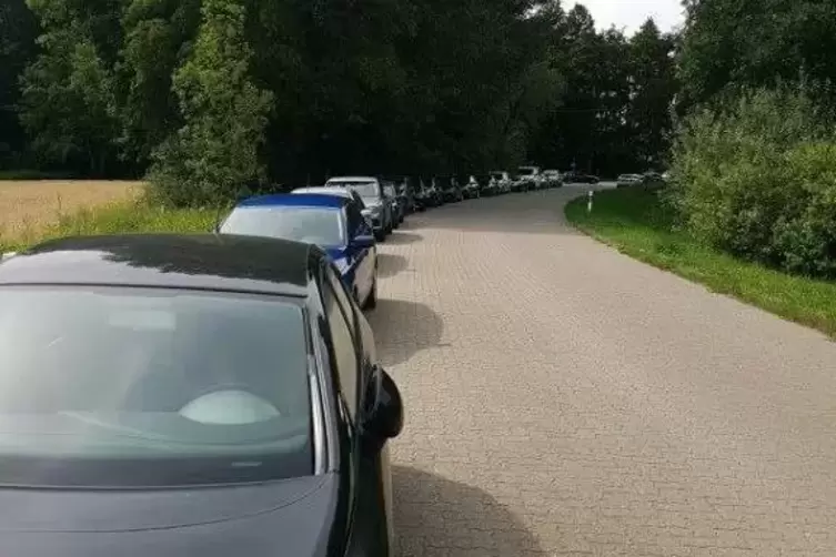 Natostra&szlig;e bei Mechtersheim: Autos sind auf einer Stra&szlig;enseite geparkt.