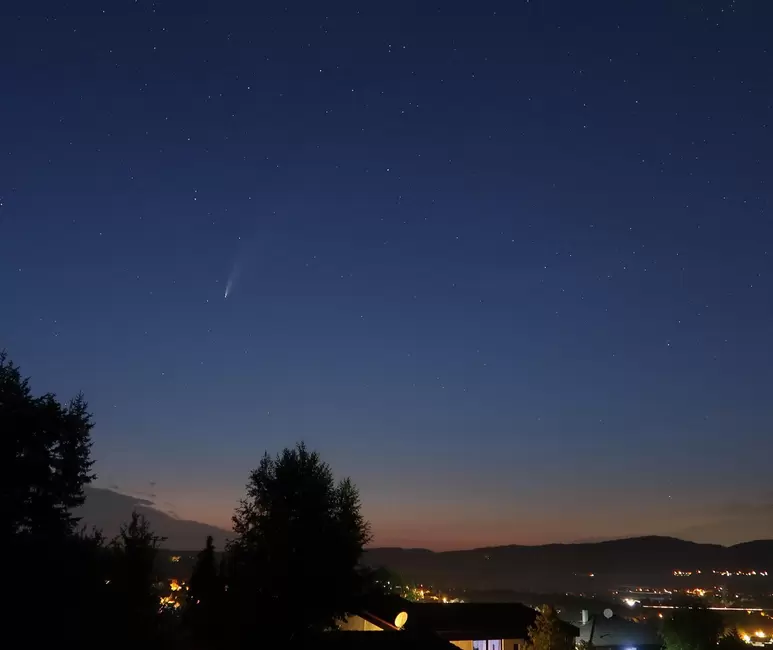 Der Komet Neowise am Donnersberger Abendhimmel.