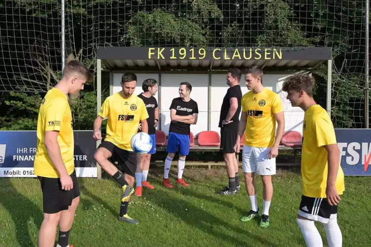 Die neuen Spieler des FK Clausen, (vorne von links) Marc Vatter, Alan Azad, Marco Schaaf und Fabian Bauer, mit (hinten von links