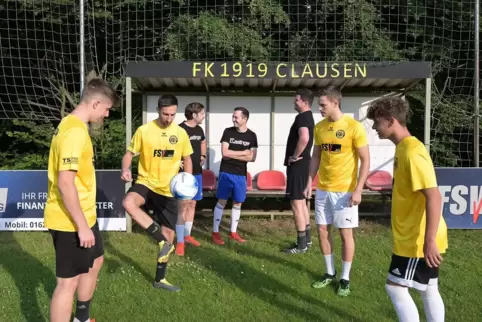 Die neuen Spieler des FK Clausen, (vorne von links) Marc Vatter, Alan Azad, Marco Schaaf und Fabian Bauer, mit (hinten von links