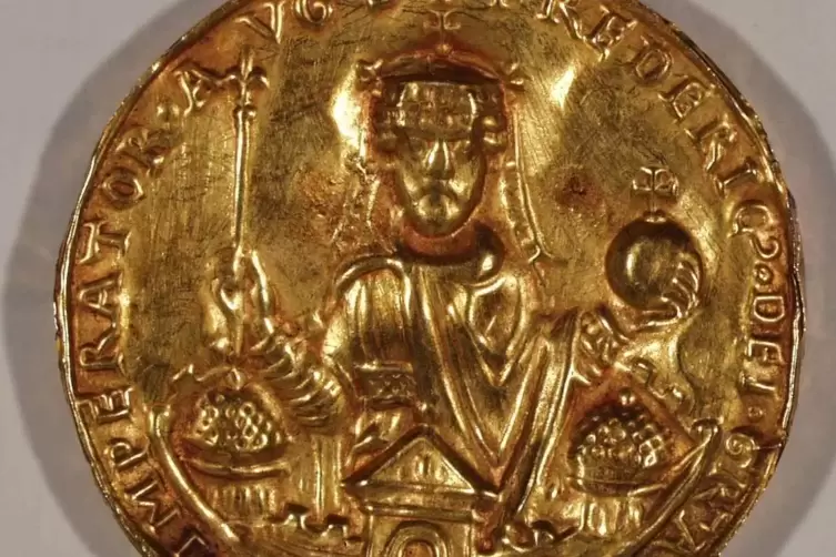 Die Goldbulle Kaiser Friedrichs I. gehört zu einer Urkunde von 1184. 