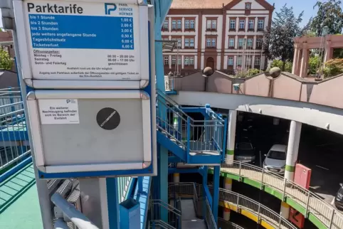  Parkhaus unter dem Exerzierplatz. 