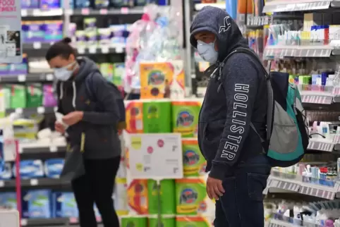 m Kampf gegen die Coronavirus-Pandemie müssen die Menschen in Österreich künftig wieder eine Schutzmaske im Supermarkt tragen.