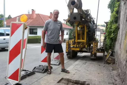 Werner Specht begutachtet eines der Löcher, die zur Verortung des Stollens gebohrt wurden. Hinter ihm: die große Bohrmaschine.