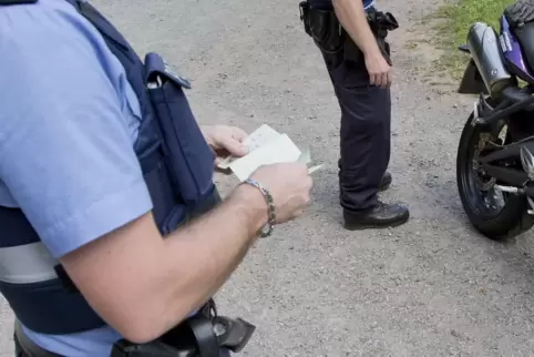 Die Polizei kündigt an, dass sie weitere Motorradkontrollen plant. 