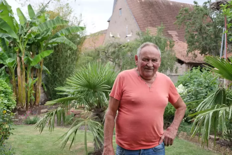 Peter Waldecker wohnt in der Kirchstra&szlig;e und hat selbst mehrere Storchennester auf seinem Anwesen.