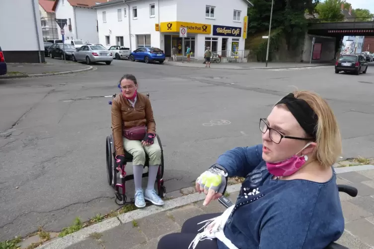 Unübersichtliche Ecke: Der Übergang von der Friedenstraße hinüber zu Post und Bäckerei ist für Rollstuhlfahrer wie Jennifer Barg