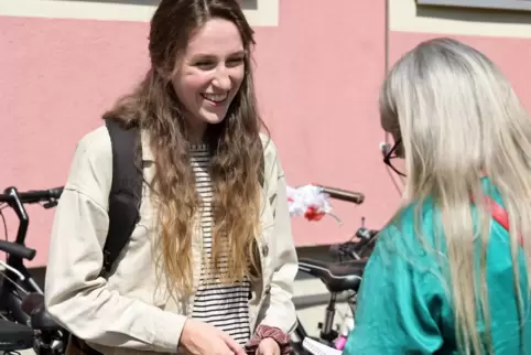 Vor der Abfahrt nach Karlsruhe: Loretta Folz im Gespräch mit Ellen Korelus-Bruder.