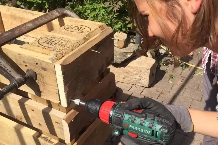 2. Schritt: die Holzelemente zus&auml;gen und verschrauben.
