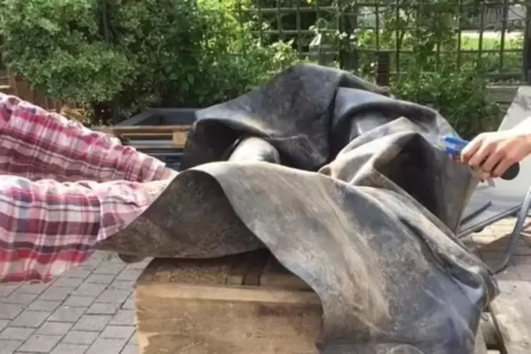 3. Schritt: das Beet innen mit Teichfolie auskleiden. 