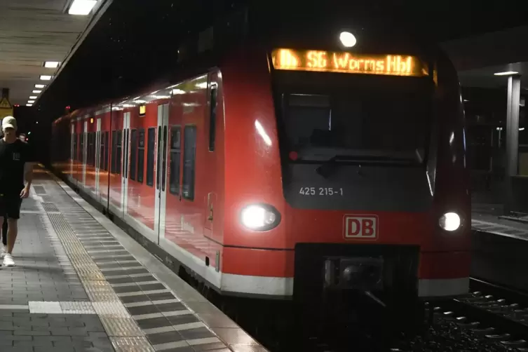 Auf der S 6 von Mannheim über Frankenthal (Foto) und Worms nach Mainz werden die derzeit eingesetzten Triebwagen der Baureihe 42