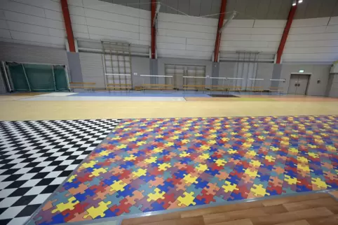 Die Rundsporthalle in Mutterstadt ist bald keine Corona-Ambulanz mehr. Dann kommt auch der abgeklebte Boden wieder raus. 