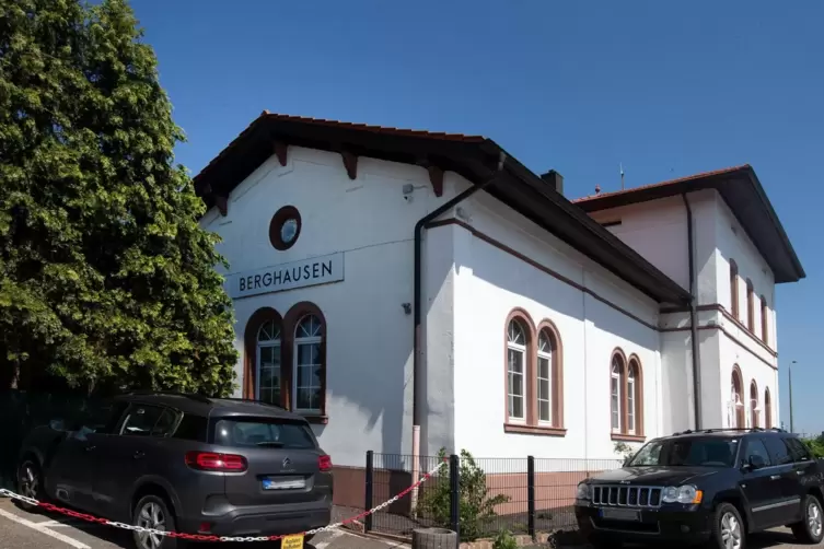 Aufl&ouml;sung: das ehemalige Bahnhofsgeb&auml;ude in Berghausen.