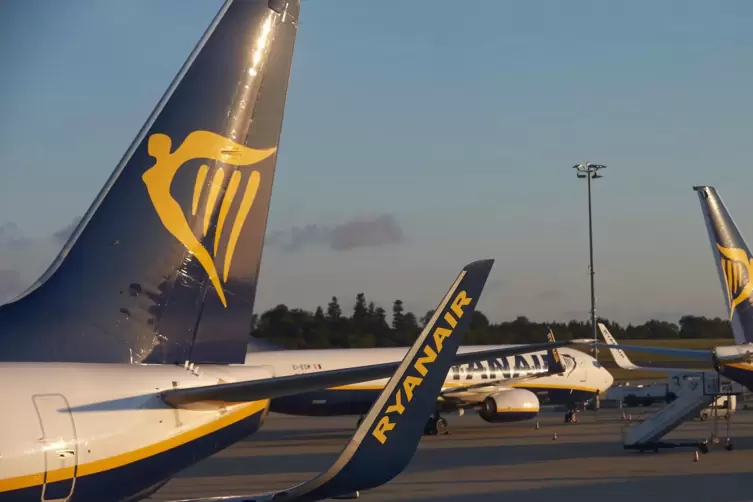 Maschinen der irischen Billigflieger-Airline Ryanair stehen am Flughafen Hahn.