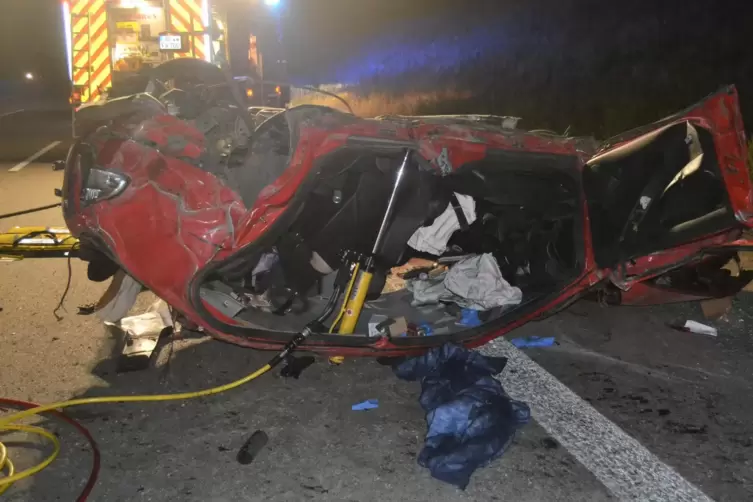 Bei einem Unfall auf der A8 zwischen den Anschlußstellen Pforzheim-West und Karlsbad ist eine 18-Jährige am frühen Mittwochmorge