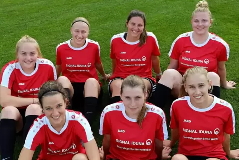 Die Neuzugänge des SC Stambach (aus Rimschweiler), vorne von links: Nora Hempel, Jana Sefrin, Leona Welsch, hinten vonn links: S