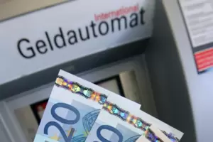 Beim Abheben am Geldautomaten sollte man sich keinesfalls über die Schulter schauen lassen. 