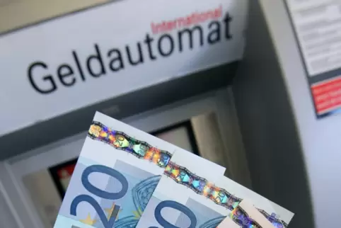 Beim Abheben am Geldautomaten sollte man sich keinesfalls über die Schulter schauen lassen. 