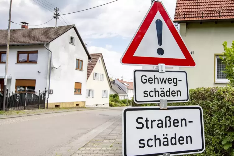 Die Hauptstraße in Stelzenberg ist teils gesperrt. Ob die Gemeinde das durfte, ist nicht ganz geklärt. Doch wichtiger ist: Wer z