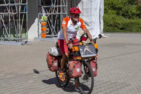 Franz Jörg Richter bei seiner Ankunft in der Feuerwache.