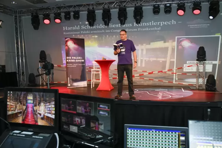 Mit zwei Lesungen beendet Harald Schneider sein Palzki-Streaming-Projekt im Congress-Forum Frankenthal. 
