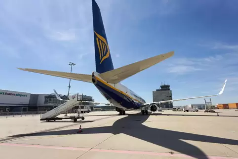 Eine Boeing 737-800 von Ryanair am Hahn.