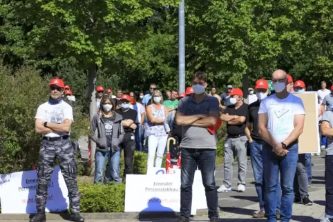 Mit Plakaten und Trillerpfeifen protestierten die Mitarbeiter gegen den geplanten Stellenabbau.