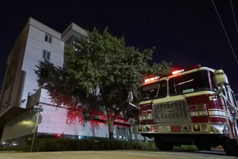 Ein Feuerwehrwagen steht vor dem chinesischen Konsulat in Houston, auf dessen Gelände Dokumente verbrannt wurden. Betreten durft