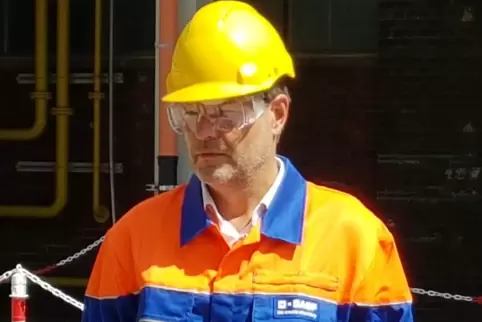 Mit Helm, Brille und Schutzweste: Robert Habeck vor einer Testanlage der BASF.