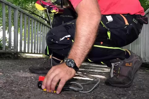 Brückenprüfer bei der Arbeit: Mit dem Profometer, einem Betondeckungsmessgerät, kann festgestellt werden, wie groß der Abstand z