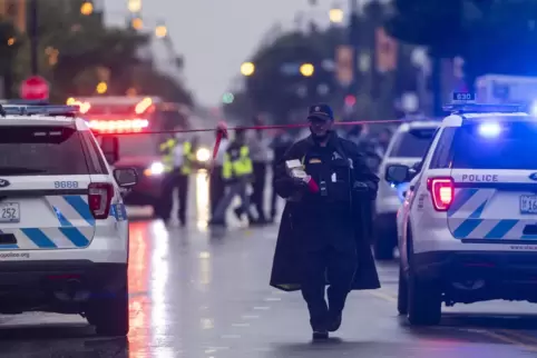 Blaulicht in Chicago: Bei einer Beerdigung sind 14 Menschen durch Schüsse verletzt worden. Die Stadt erlebt so viel Gewalt wie s