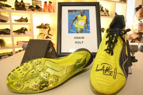 Mit Autogramm: Spikes von Usain Bolt.