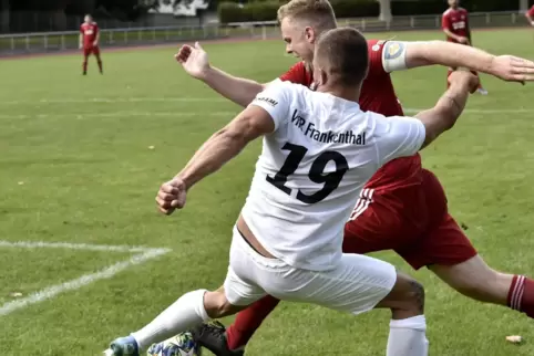 Der VfR Frankenthal (weiße Trikots) und der SC Bobenheim-Roxheim müssen auf ihr Derby in der nächsten Bezirksligasaison nicht ve