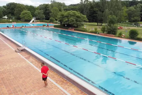 Im Schwimmerbecken, wo die Bahnen in drei Bereiche aufgeteilt sind, dürfen 75 Badegäste gleichzeitig ihre Bahnen ziehen. Das Fot