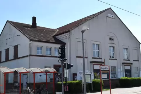Treffen sich hier bald Vereine und junge Ellerstadter? Das Umspannwerk am Haltepunkt Ost bietet viele Möglichkeiten.
