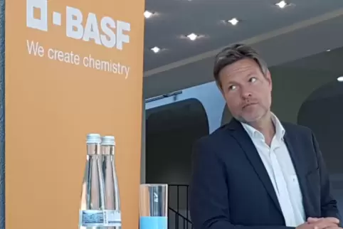 Aufmerksamer Zuhörer im BASF-Werk: Robert Habeck.