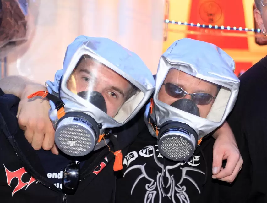 Coronavirus? Da war doch schon mal was? 2008 warfen sich Florian Jahn und Rene Schindler mit »Schweinegrippen-Schutzmasken« ins