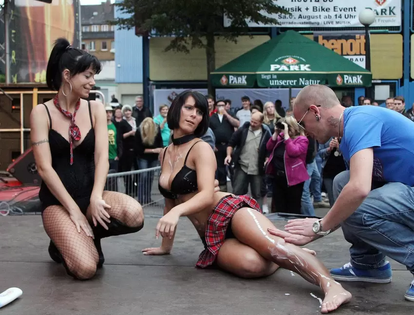 Skandal: Striptease-Tänzerinnen 2011 auf der Rockbühne.