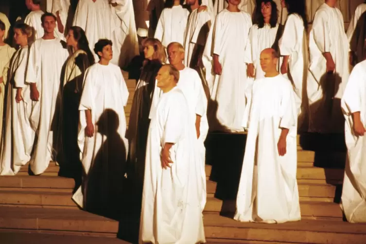 Protagonisten und Chor in der Schlussszene weiß gewandet: Vorne in der Mitte Ernst Haefliger (Evangelist), hinter ihm Klaus Barn