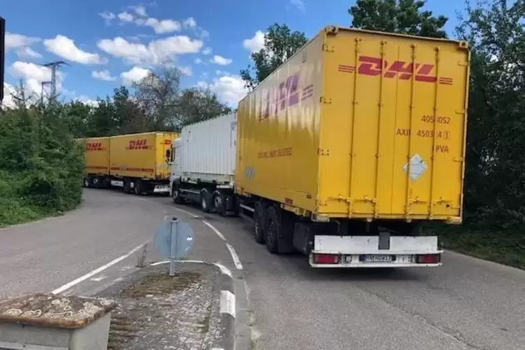 In der Kleinniedesheimer Stra&szlig;e staut sich der Lkw-Verkehr, wenn ein Fahrer in der Gutenbergstra&szlig;e festh&auml;ngt. 