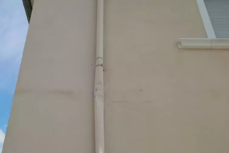 Dieses Haus in der Kleinniedesheimer Stra&szlig;e in Bobenheim-Roxheim wurde bereits mehrfach von Lastwagen besch&auml;digt. Auch Verkehrss
